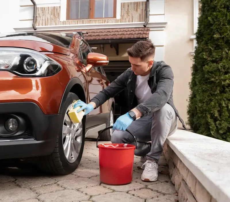 Lavage auto à domicile La Salvetat-Belmontet : professionnel intervenant sur un véhicule